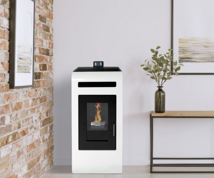 Poêle à granulés blanc installé dans un salon